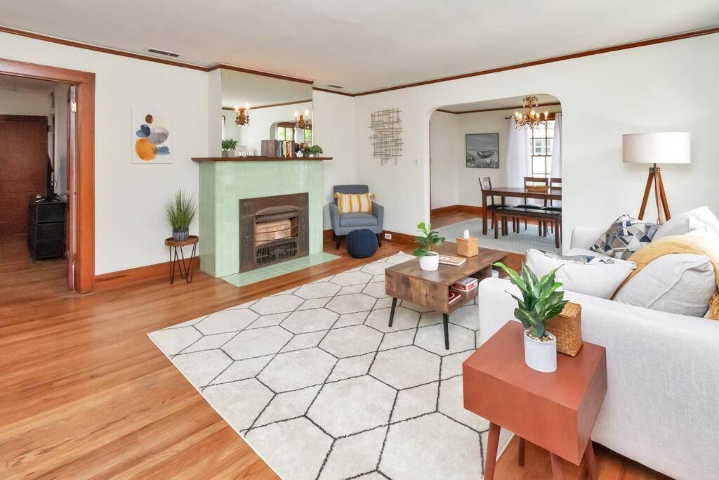 Stylish 3 Bedroom Home Close To Downtown Mobile Exterior foto